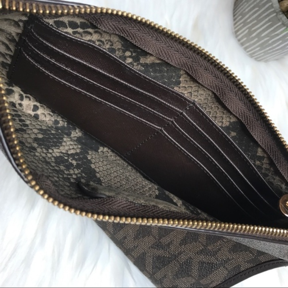 𝅺michael Kors XL Zip Brown Monogram Clutch - Picture 7 of 8